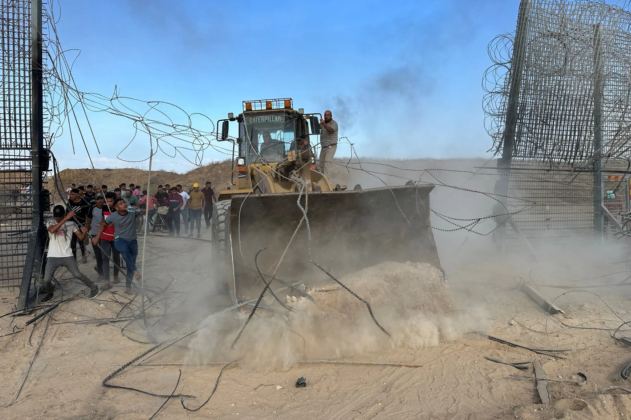 На кадрах видно, як палестинці за допомогою бульдозера проламують прикордонний паркан, що відділяє Газу від південного Ізраїлю.